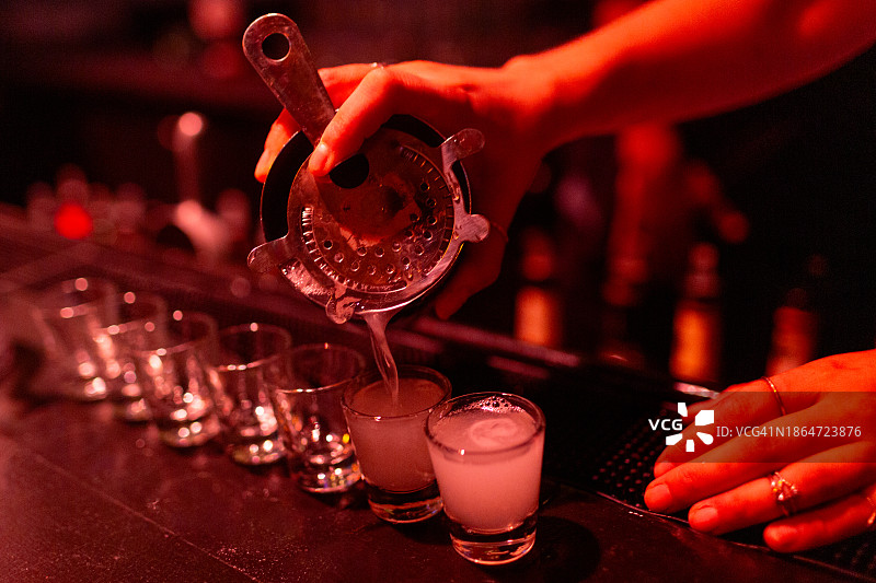 倾倒烈酒图片素材