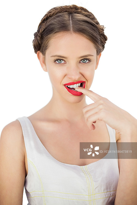 身穿白色连衣裙，手指放在嘴边的迷人模特图片素材
