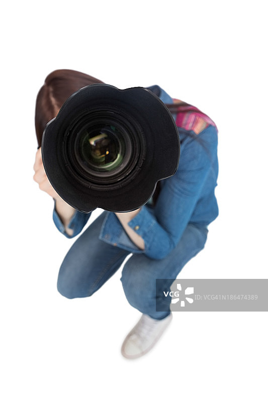 年轻摄影师拍摄相机照片的高角度视图图片素材