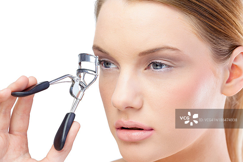 迷人的金发模特使用睫毛夹图片素材