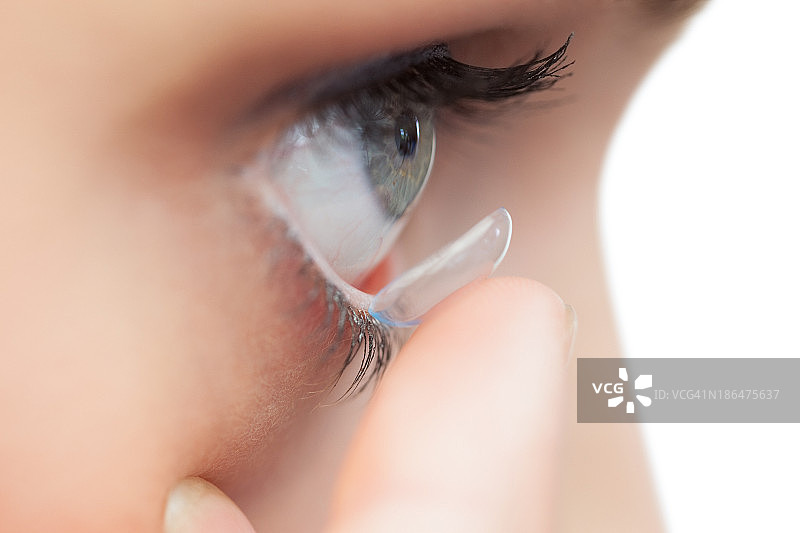 年轻模特佩戴隐形眼镜特写图片素材