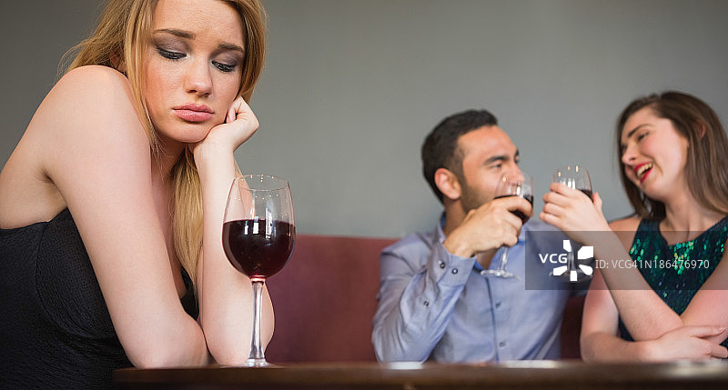 金发女人嫉妒身旁正在调情的两个人图片素材