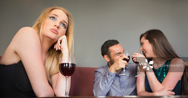 金发女人嫉妒身旁的两人图片素材