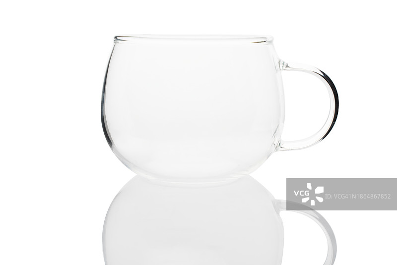 咖啡杯：透明玻璃茶杯样机，白色背景早餐茶杯图片素材