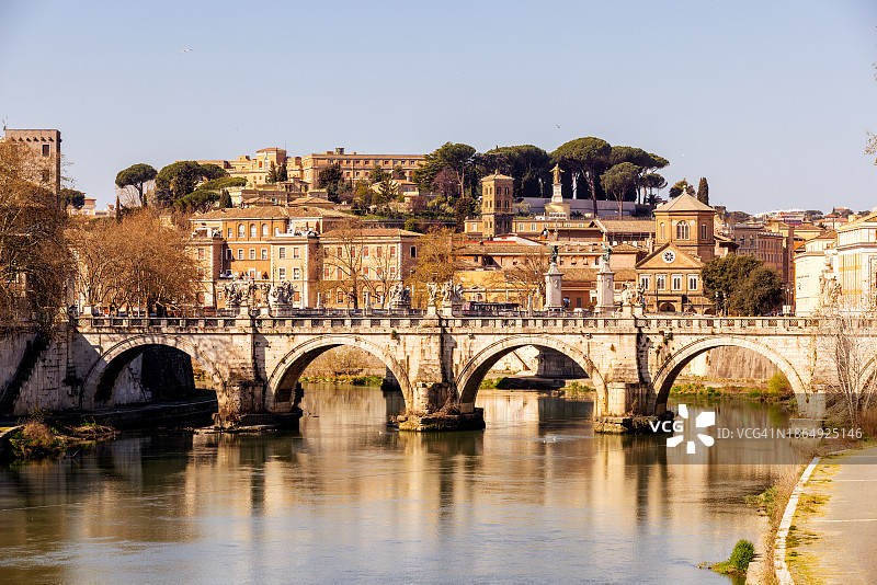 阳光明媚的意大利罗马圣天使桥天际线图片素材