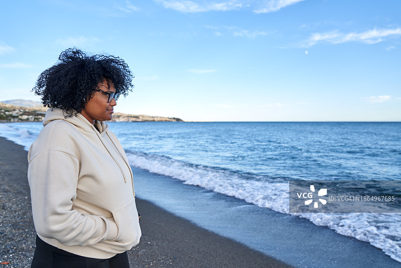 在海边放松的黑人妇女肖像图片素材