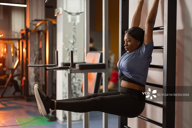 女性在健身房锻炼图片素材