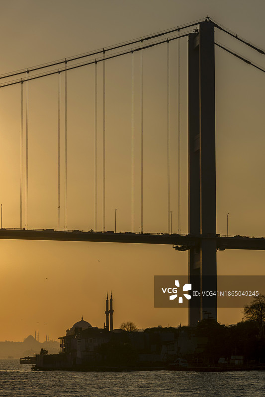 博斯普鲁斯海峡、博斯普鲁斯海峡大桥、奥尔塔科伊清真寺伊斯坦布尔图片素材