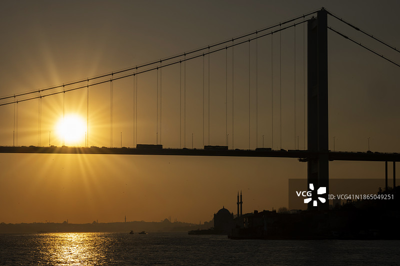 博斯普鲁斯海峡、博斯普鲁斯海峡大桥、奥尔塔科伊清真寺伊斯坦布尔图片素材