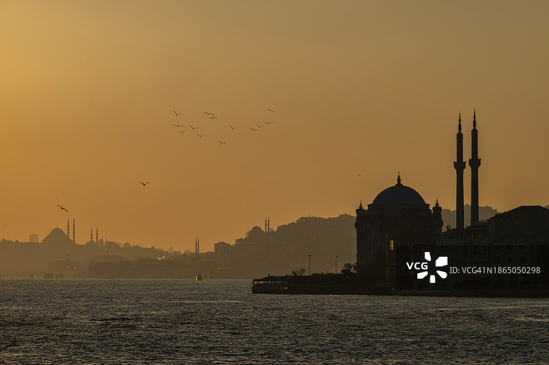 博斯普鲁斯海峡、博斯普鲁斯海峡大桥、奥尔塔科伊清真寺伊斯坦布尔图片素材