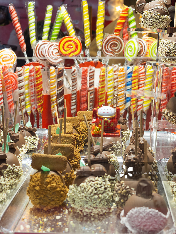 展示台上新鲜的甜点图片素材