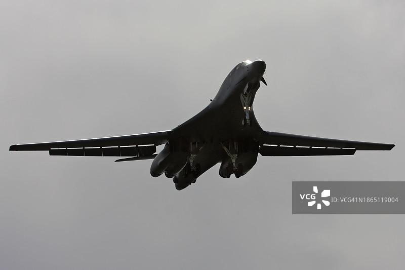 天空中的B-1枪骑兵轰炸机图片素材