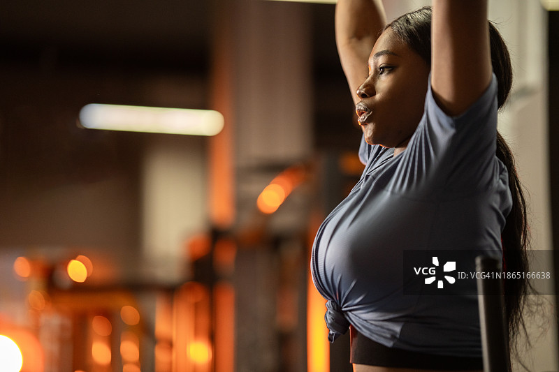 女性在健身房锻炼图片素材