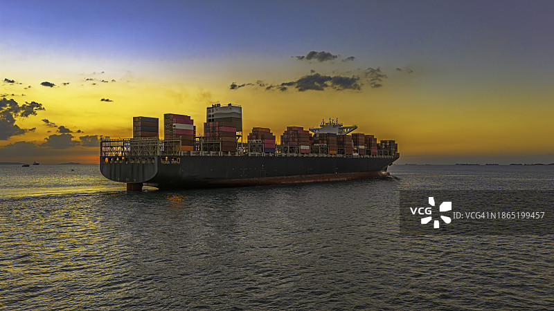 暮色中海上货轮航拍图片素材