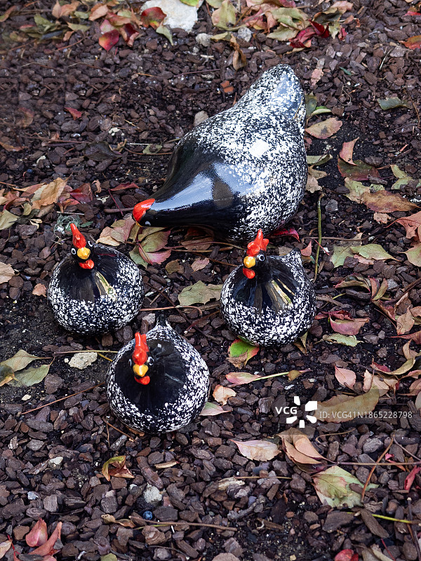 户外陶瓷公鸡图片素材