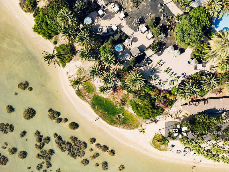 海滩和大海的升高视角照片图片素材