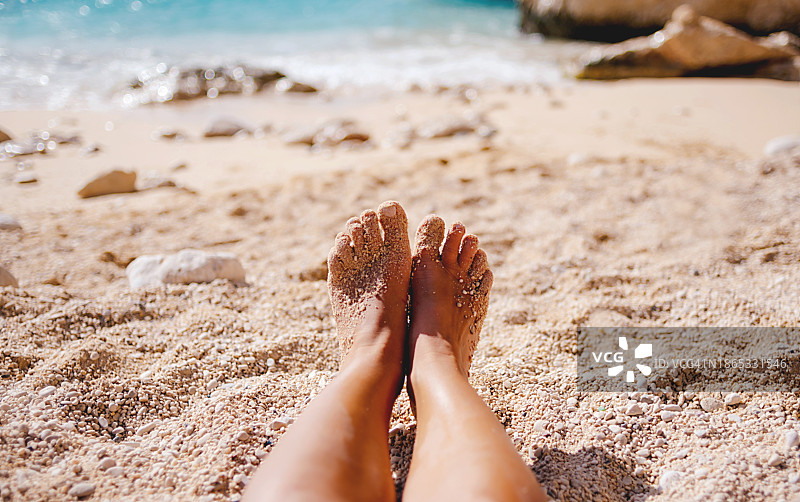沙滩上的脚印，自由放松的概念图片素材
