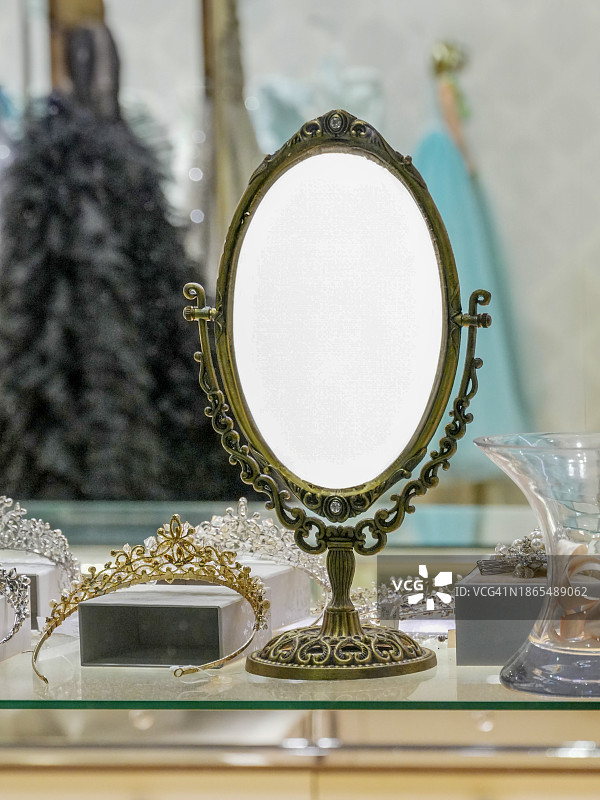 复古优雅风：古董化妆镜与珠宝展示图片素材