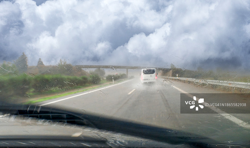 暴雨中在高速公路上行驶的汽车视角图片素材