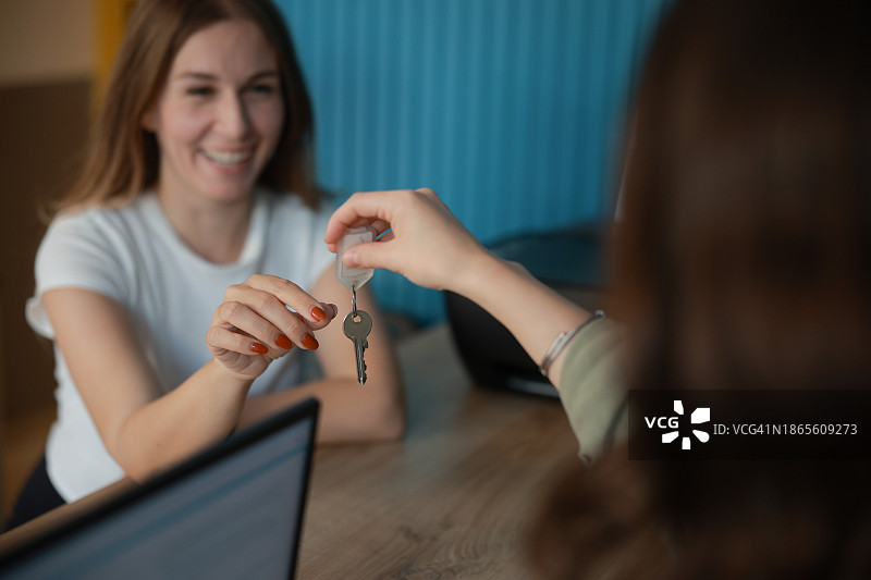 签订协议后，房地产中介向客户交付房屋钥匙图片素材