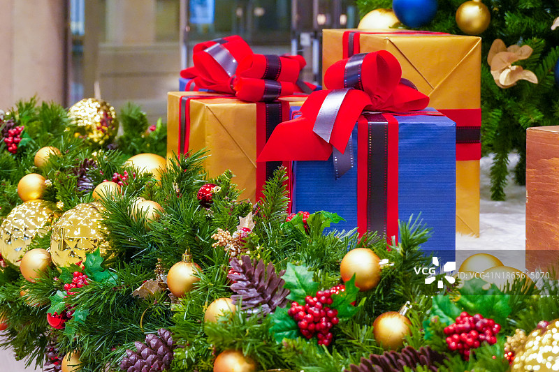 节日氛围——圣诞礼物和装饰品图片素材