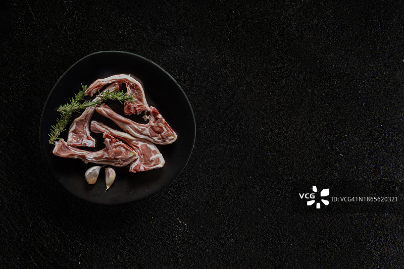 黑盘子上的一份羊排图片素材