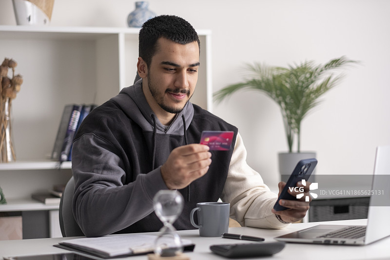 参与网上购物的千禧一代欧洲男性银行客户图片素材