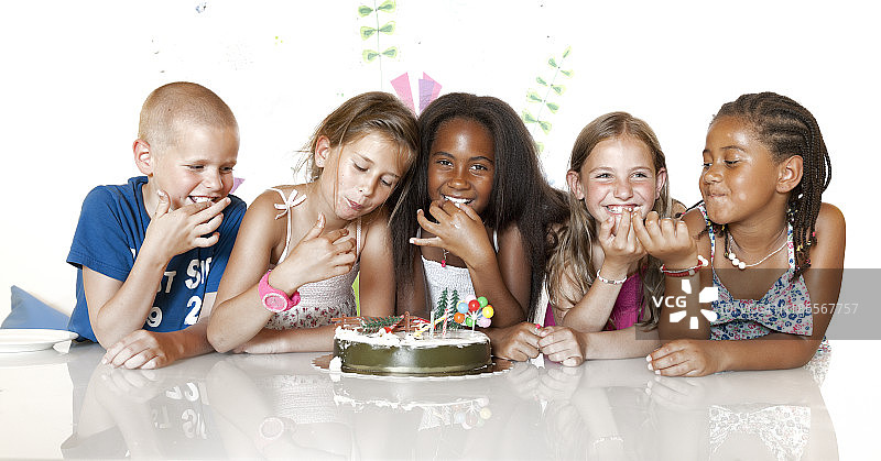 快乐儿童吃生日蛋糕图片素材