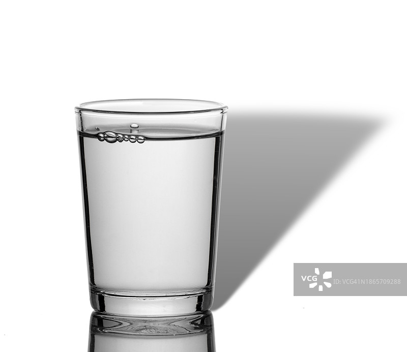 白色背景下的装水玻璃杯图片素材