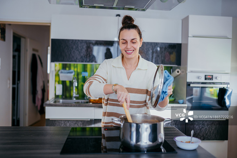 为家人准备健康膳食图片素材