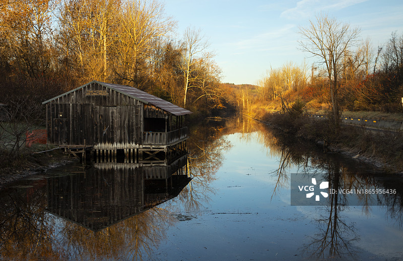 伊利运河的晴朗秋日清晨图片素材