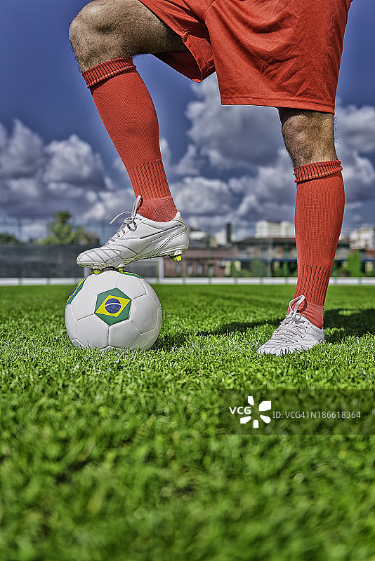 手持巴西国旗足球的足球运动员图片素材