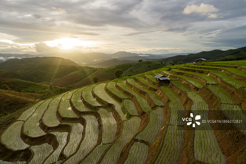 泰国清迈湄占班彭比昂梯田的日落图片素材