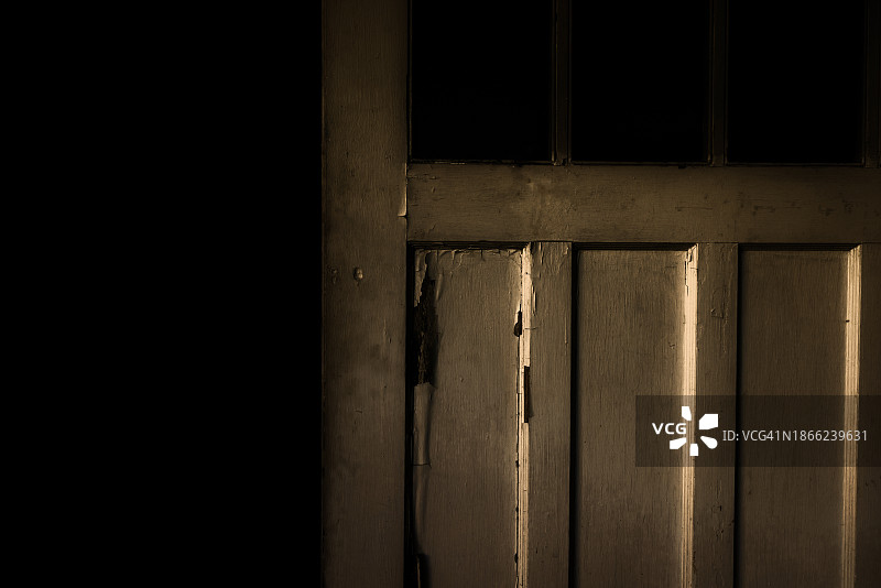 谷仓门打开，玻璃窗户中反射出夜晚的黑暗图片素材