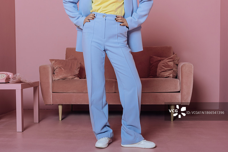 穿着时尚裤子的女人，服装时尚概念和销售图片素材