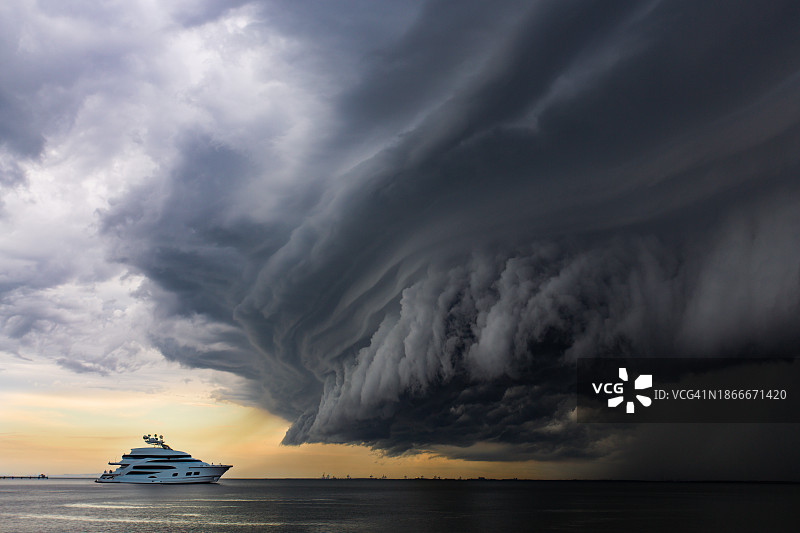 热带“shelf cloud”下的豪华游艇图片素材
