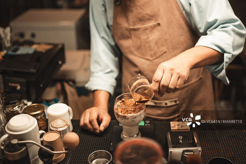 咖啡师在咖啡馆萃取咖啡图片素材