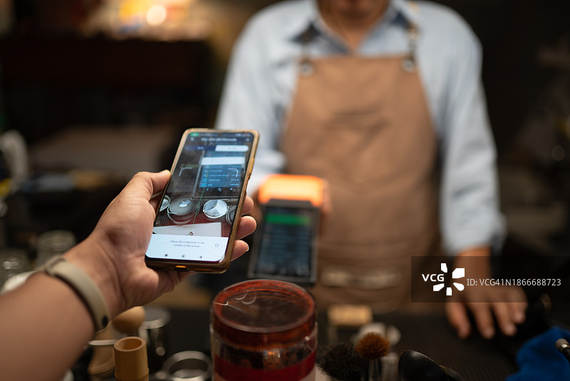 在咖啡馆用手机支付图片素材
