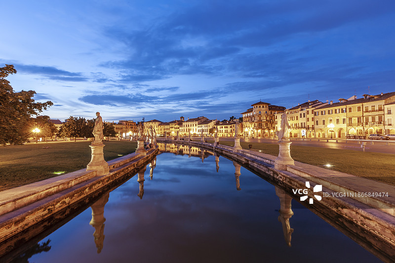 瓦莱广场的雕像和运河图片素材
