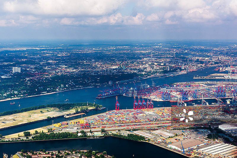 汉堡航拍：易北河和货运码头图片素材