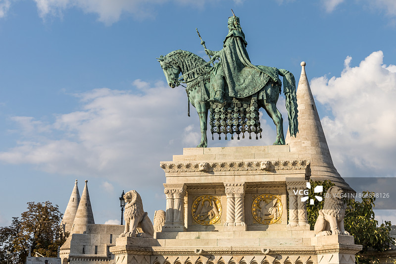 匈牙利布达佩斯渔人堡的伊什特万一世雕像图片素材