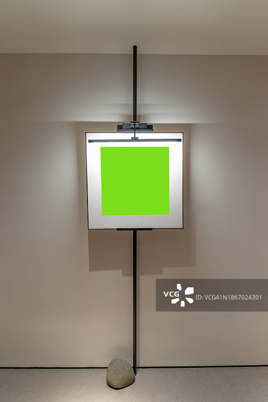 靠墙的公告板图片素材