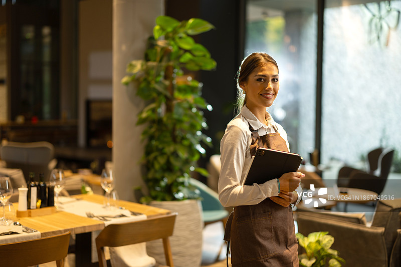 餐厅里美丽的女服务员图片素材