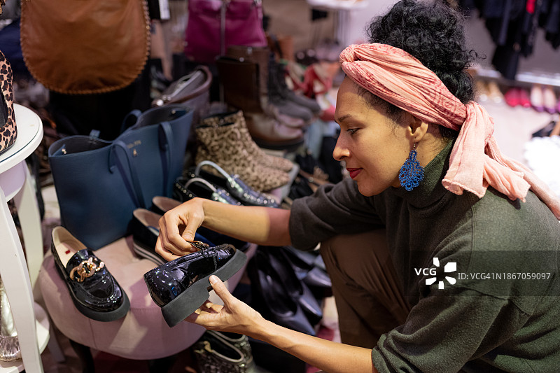 在二手商店购物图片素材