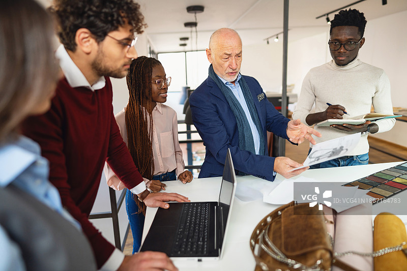 纺织厂老板与时装设计师学生图片素材