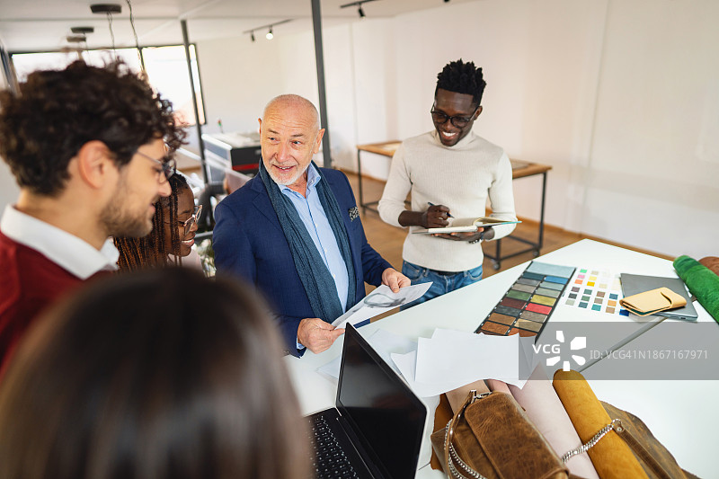 时装设计专业学生在纺织厂实习图片素材