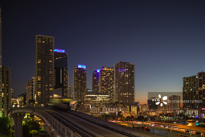 佛罗里达州迈阿密市中心夜景图片素材