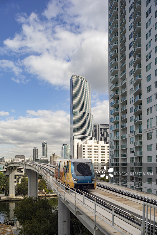 美国佛罗里达州迈阿密市中心，城市轨道交通驶入车站图片素材