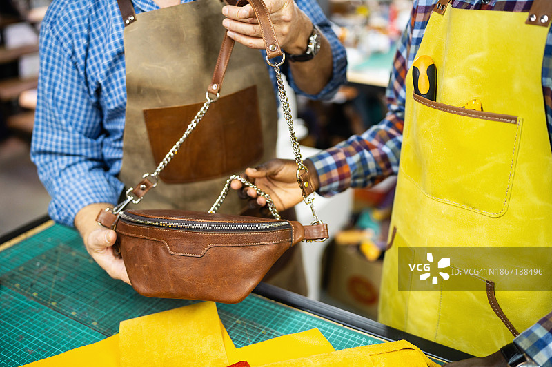 年长的男裁缝和黑人实习生一起工作图片素材