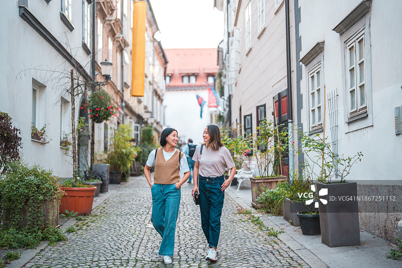 亚洲女游客逛街图片素材